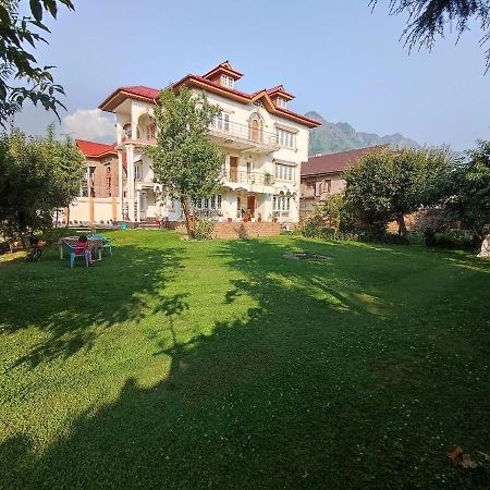 The Clover Inn Srinagar  Exterior photo